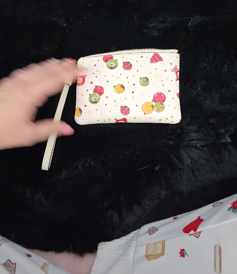 Coach Corner Zip Wristlet in the Chalk Multi colorway with an ornament print - Picture 4 of 5